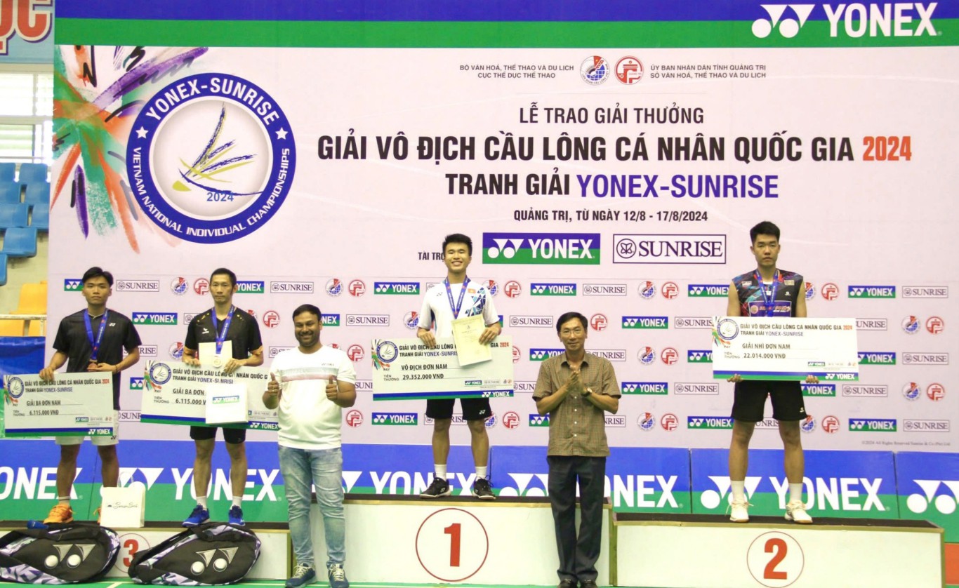 Ban tổ chức trao HCV, HCB, HCĐ k&egrave;m theo tiền thưởng v&agrave; qu&agrave; tặng cho c&aacute;c VĐV ở nội dung đơn nam - Ảnh: MĐ